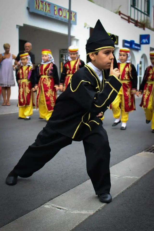 Garçon en costume traditionnel dansant