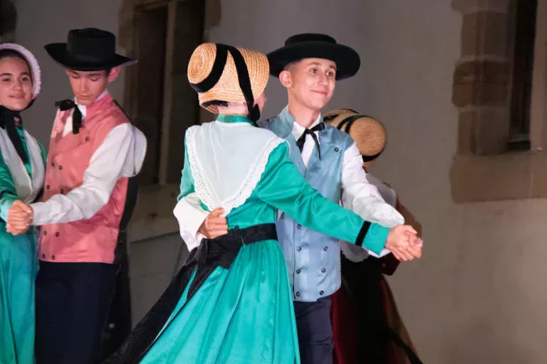 gauargi-danse-tradition-evenement-costume-enfant-international