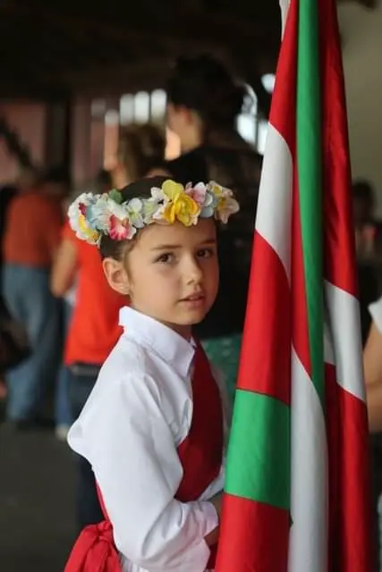 gauargi-festival-costume-folklore-enfant-tradition-pays-basque