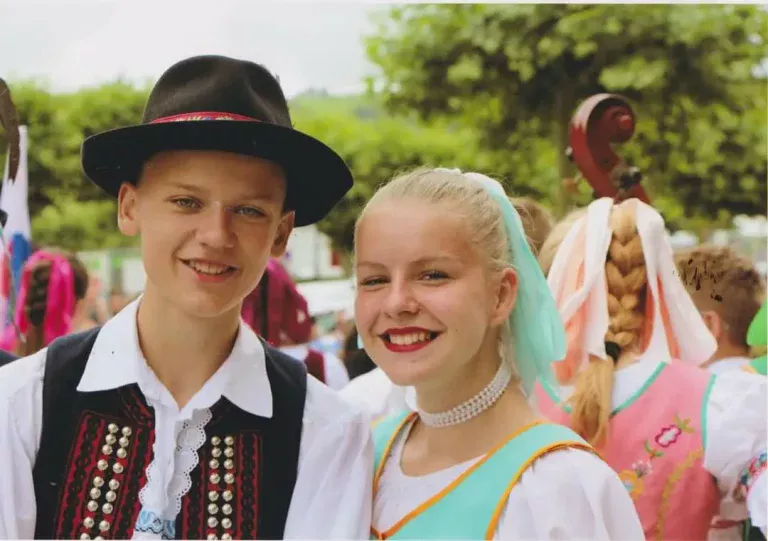 enfant-folklore-costume-danse-festival-pays-basque